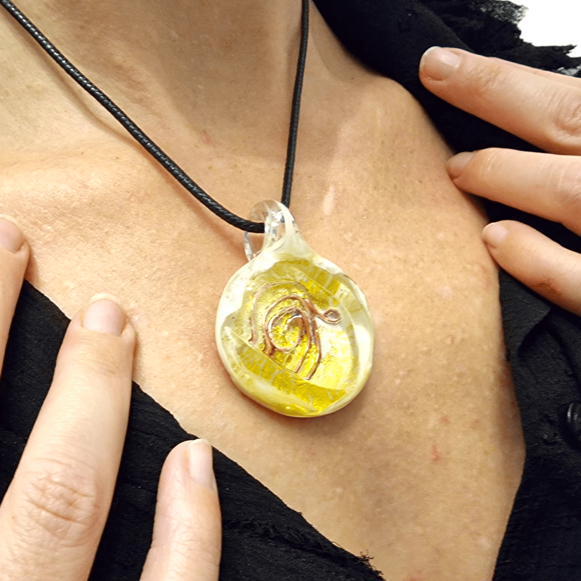 Afrodite Woman Pendant - handblown Venice glass pendant side view