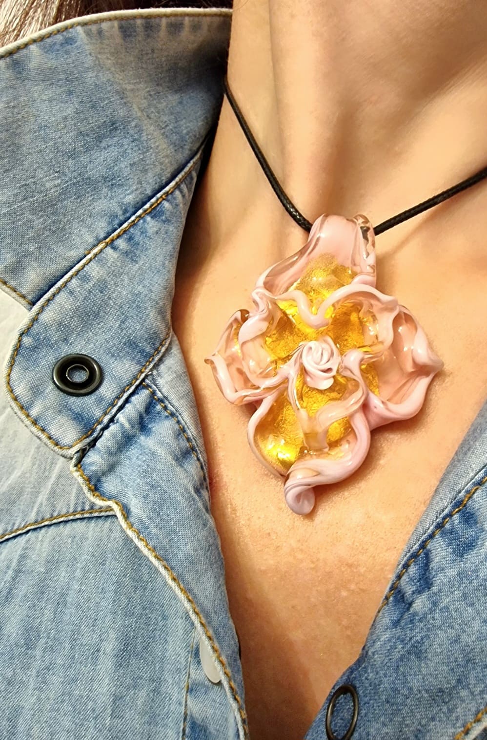 Murano Glass Rose Pendant - Murano glass pendant close-up artisan detail